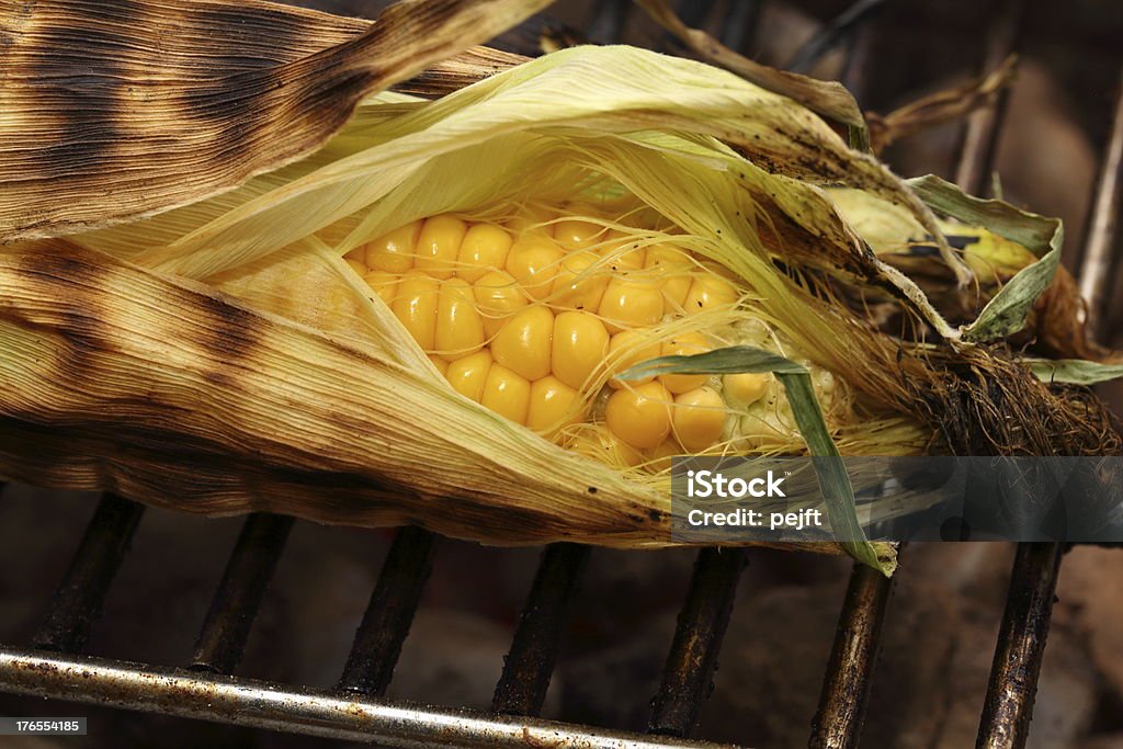 Gegrillte Maiskolben-Mais und barbecue-grill - Lizenzfrei Fotografie Stock-Foto