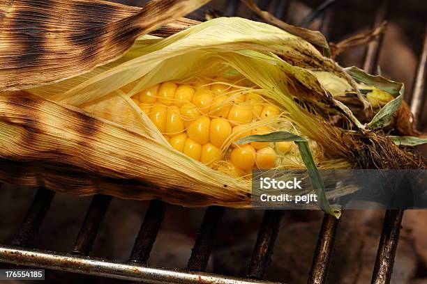 Gegrillte Maiskolbenmais Und Barbecuegrill Stockfoto und mehr Bilder von Fotografie - Fotografie, Gartengrill, Gegrillt