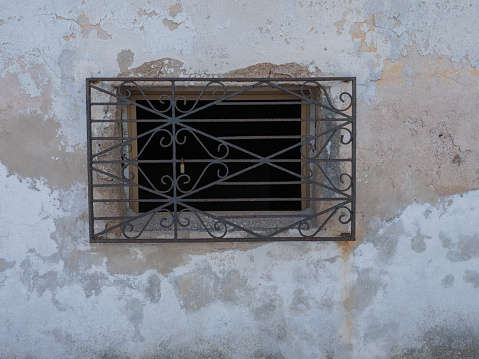 Vergittertes Fenster an einem alten Gebäude