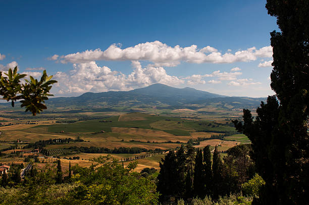 vue sur le mont amiata - pienza tuscany italy landscape photos et images de collection