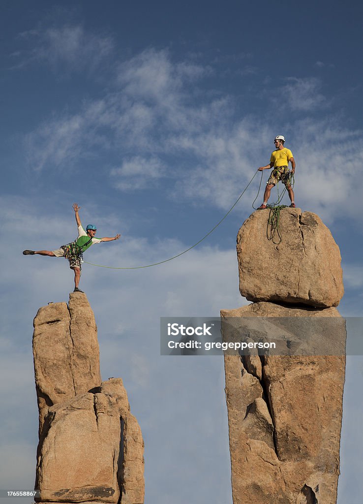 Bem sucedida equipe de escalada. - Foto de stock de Adulto royalty-free