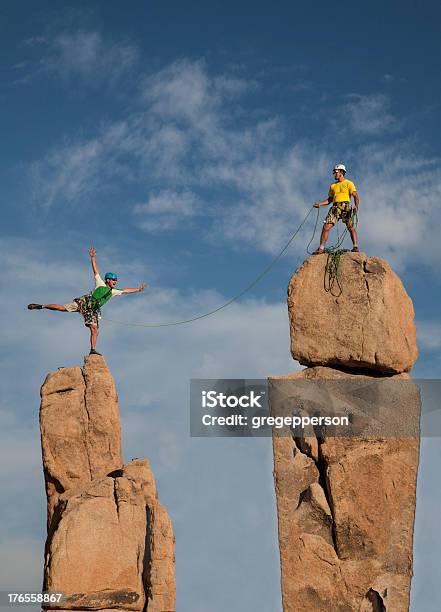 Foto de Bem Sucedida Equipe De Escalada e mais fotos de stock de Adulto - Adulto, Artigo de vestuário para cabeça, Autoconfiança