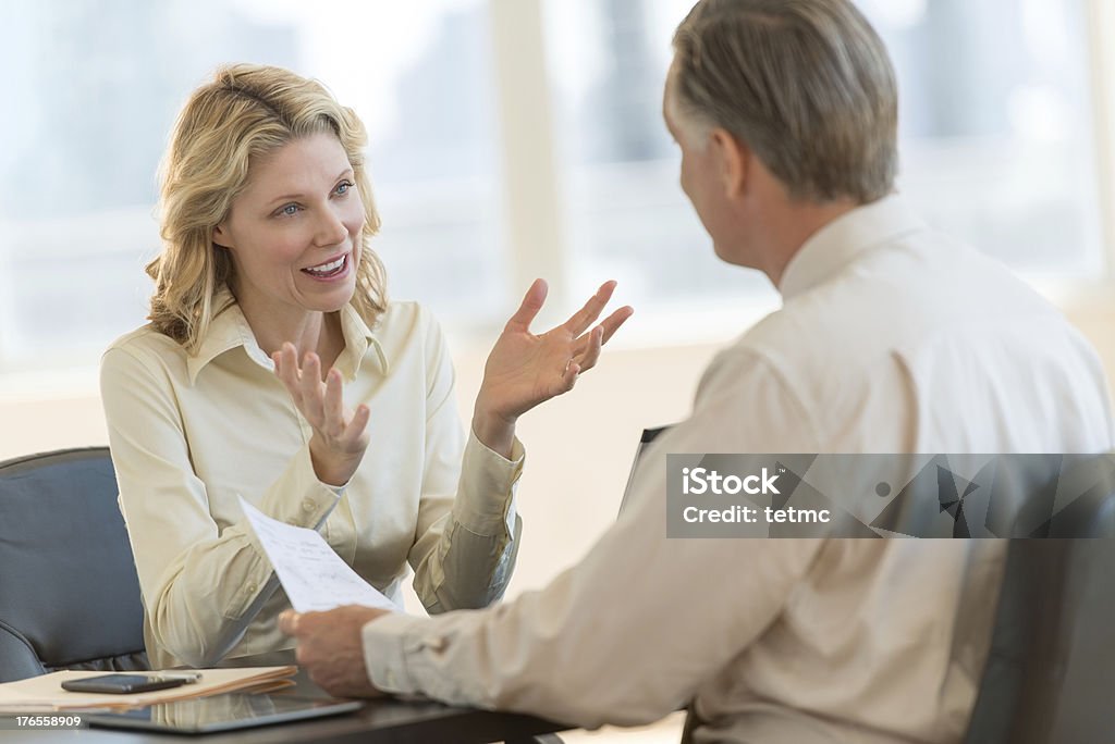 Geschäftsfrau mit Kollegen diskutieren im Büro - Lizenzfrei 40-44 Jahre Stock-Foto