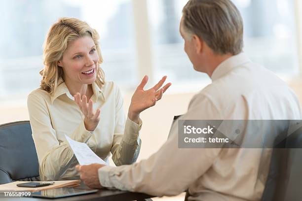 Geschäftsfrau Mit Kollegen Diskutieren Im Büro Stockfoto und mehr Bilder von 40-44 Jahre - 40-44 Jahre, 50-54 Jahre, Geschäftsfrau