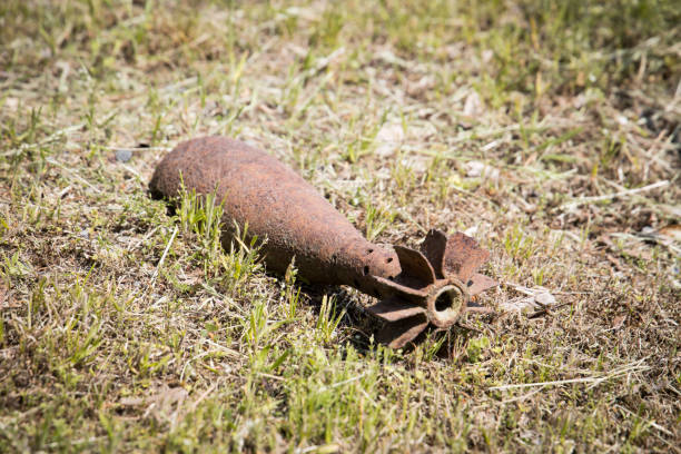 stary zardzewiały pocisk granatu artyleryjskiego leżący na ziemi - cartridge zdjęcia i obrazy z banku zdjęć