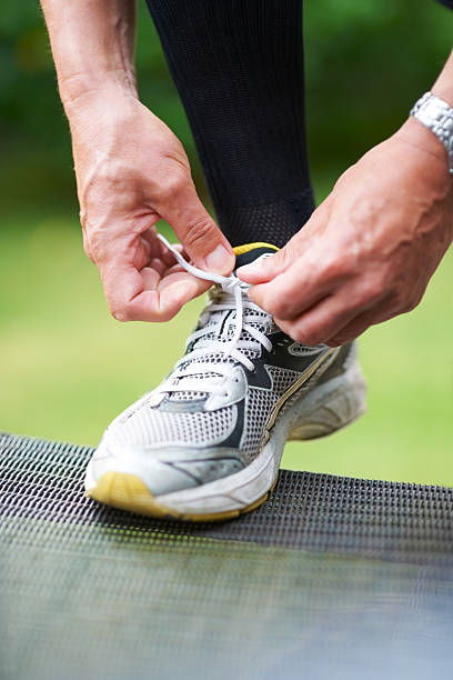 ничто не хуже, чем свободной шнуровкой. - senior adult shoelace human leg leg стоковые фото и изображения