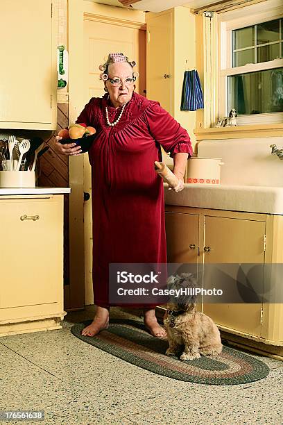 Grumpy Granny En La Cocina Foto de stock y más banco de imágenes de Perro - Perro, Mujeres, Una sola mujer