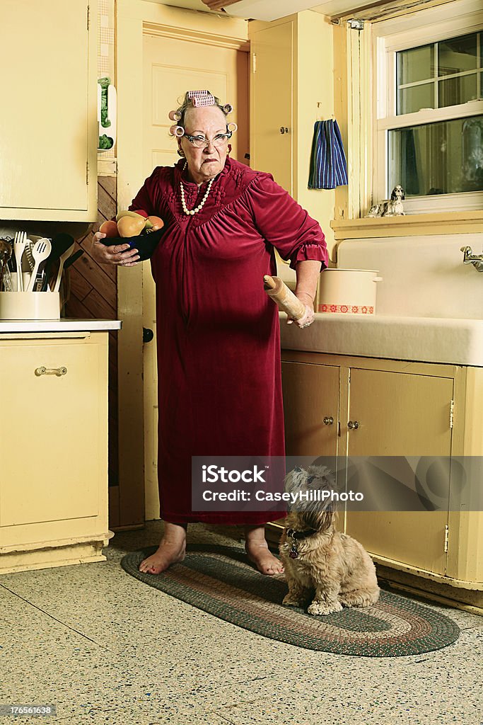 ZANGADO Granny na cozinha - Foto de stock de Cão royalty-free