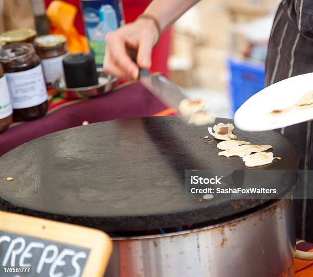 Photo libre de droit de Cuisson De Crêpes Au Marché En Plein Air banque d'images et plus d'images libres de droit de Aliment - Aliment, Crêpe - Pancake, Cuisine française