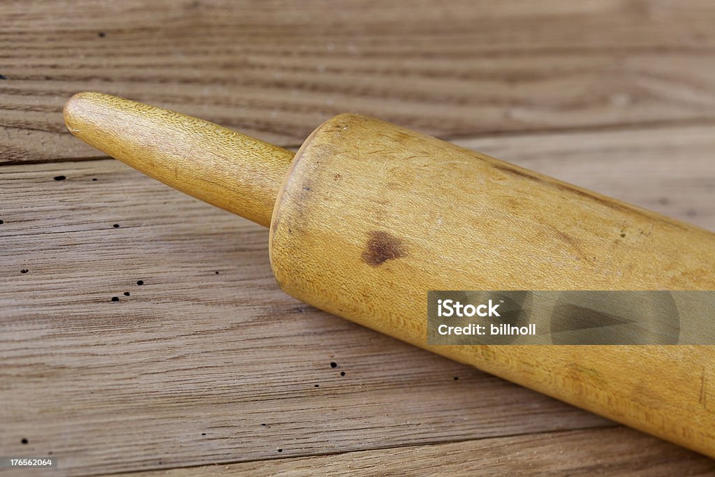 Alte Holz Nudelholz auf rustikalen Tisch - Lizenzfrei Alt Stock-Foto