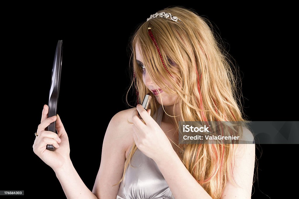 Vista laterale di una bionda adolescente applicare il rossetto. - Foto stock royalty-free di 16-17 anni
