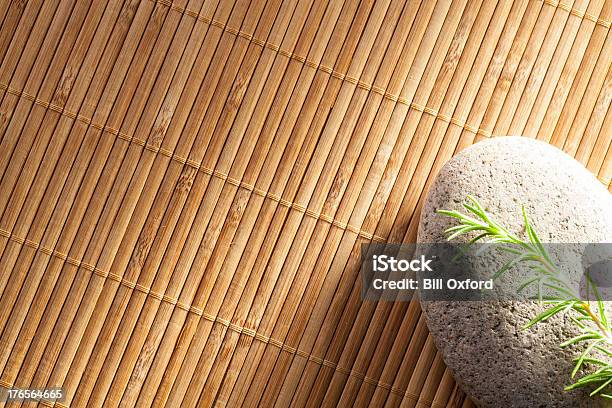 Foto de Pedra Em Bambu e mais fotos de stock de Alecrim - Alecrim, Bambu, Budismo