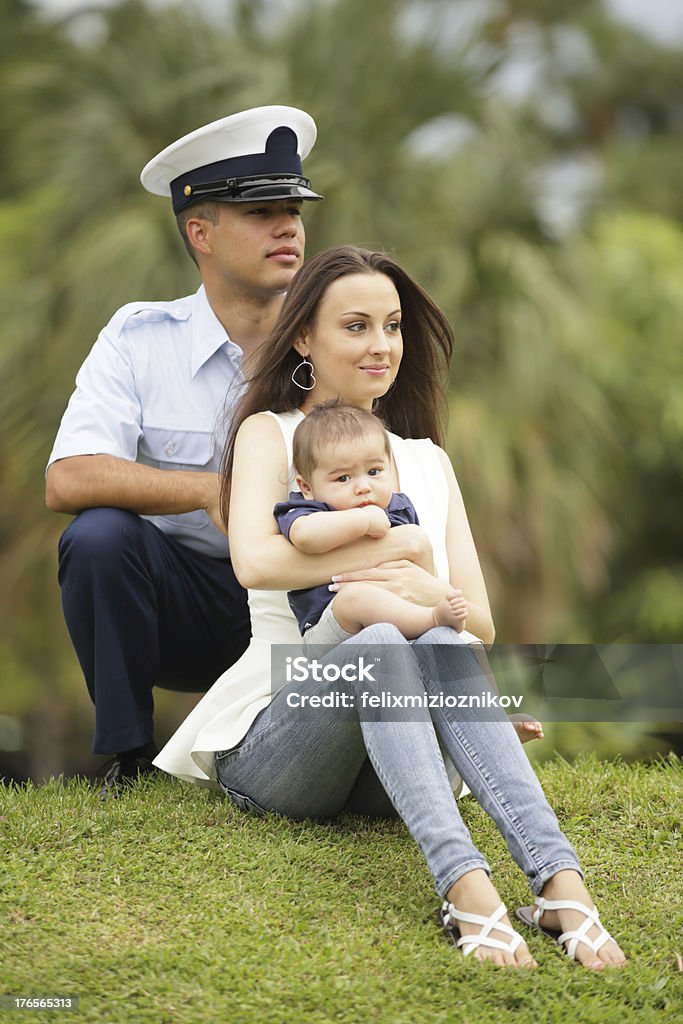 Famille dans le parc militaire - Photo de Adulte libre de droits