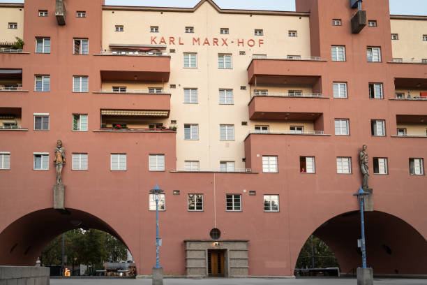 карл-маркс-хоф - один из крупнейших муниципальных домов в мире, обеспечивающий жильем более 5000 человек в вене, австрия - municipal facility стоковые фото и изображения