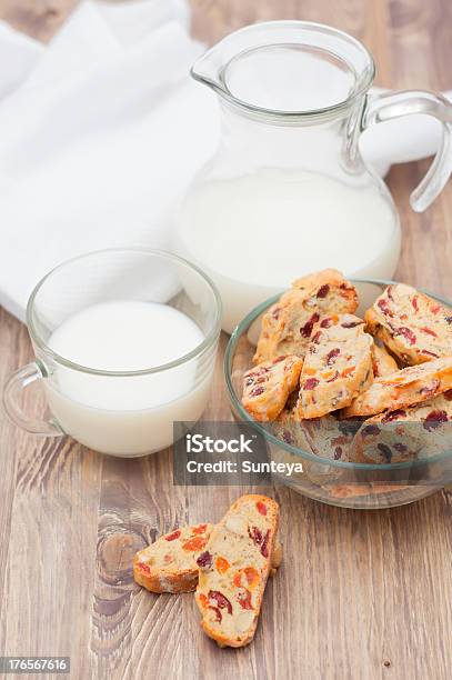 Biscoitos Com Cranderries Damascos E Amêndoa - Fotografias de stock e mais imagens de Alimentação Não-saudável - Alimentação Não-saudável, Amontoar, Amêndoa