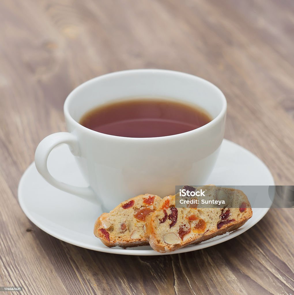 Чашка чая с бискотти - Стоковые фото Абрикос роялти-фри