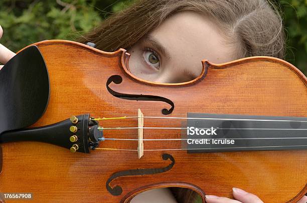 Violine Peekhorizontal Stockfoto und mehr Bilder von Attraktive Frau - Attraktive Frau, Auge, Augenbraue