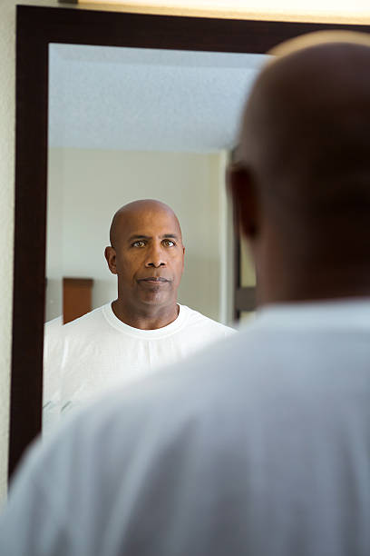 homem olhando no espelho - mirror men depression african descent - fotografias e filmes do acervo