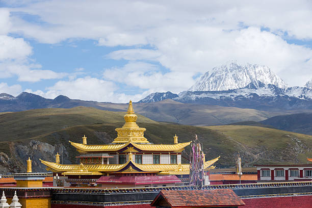 templo dorado con yala montaña con nieve - lamaism fotografías e imágenes de stock