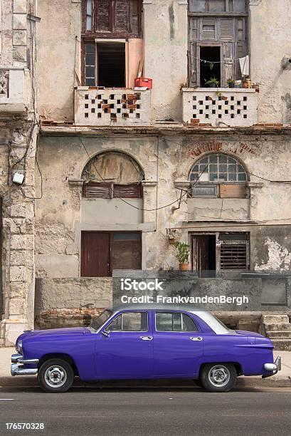 Púrpura Retro Car Foto de stock y más banco de imágenes de 1950-1959 - 1950-1959, 1960-1969, Aire libre