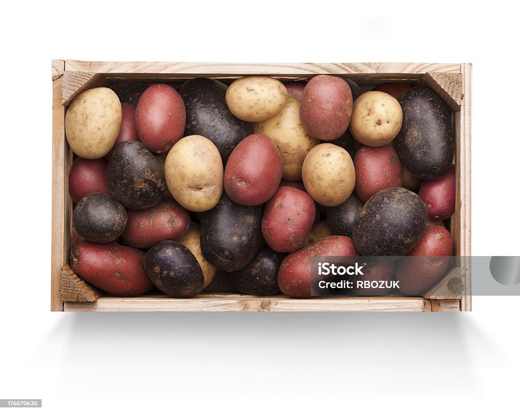 Caixa de madeira de misturado batatas em branco - Royalty-free Batata Crua Foto de stock