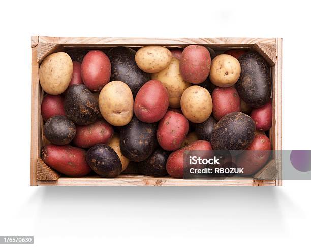 Caixa De Madeira De Misturado Batatas Em Branco - Fotografias de stock e mais imagens de Batata Crua - Batata Crua, Engradado, Legumes