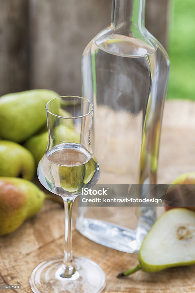 Frutta di bottiglie di Brandy Birnenschnaps - Foto stock royalty-free di Grappa