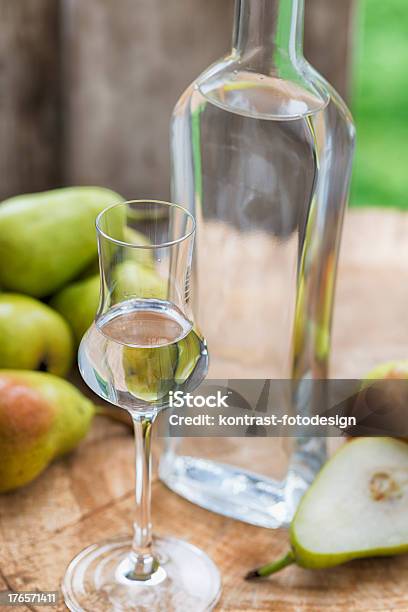Frutta Di Bottiglie Di Brandy Birnenschnaps - Fotografie stock e altre immagini di Grappa - Grappa, Superalcolico, Pera