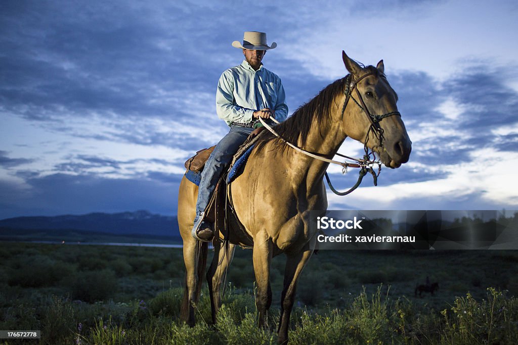 Cowboy al tramonto - Foto stock royalty-free di Cowboy