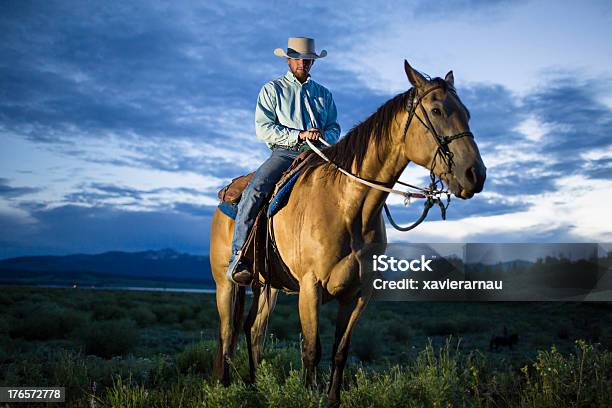 Cowboy Al Tramonto - Fotografie stock e altre immagini di Cowboy - Cowboy, Cavallo - Equino, Tramonto