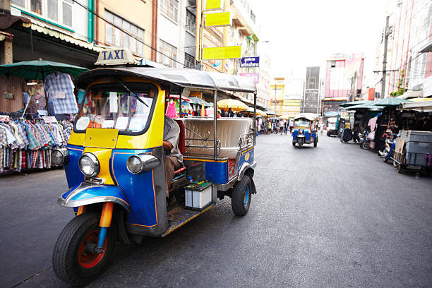 pegar um táxi em estilo tailandês - jinrikisha - fotografias e filmes do acervo