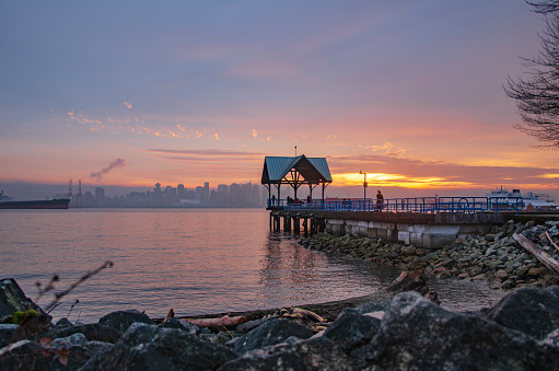 Puesta de sol en Waterfront Park, North Vancouver photo