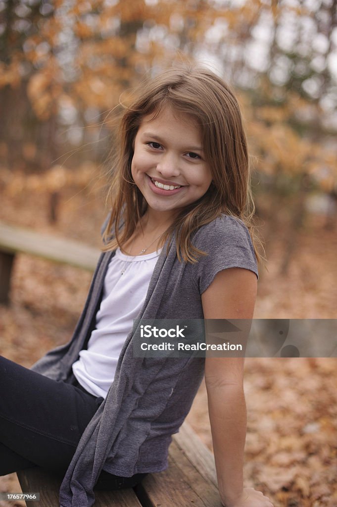 Garota sorridente com Dimples sentar ao ar livre durante o outono nos EUA - Foto de stock de Covinha royalty-free