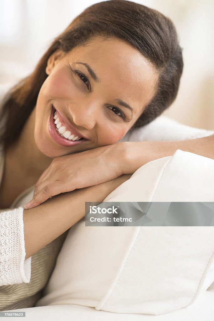 Di donna felice rilassante a casa sul cuscino - Foto stock royalty-free di 25-29 anni