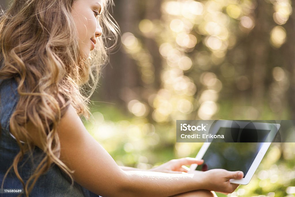 Młoda kobieta używa tablet - Zbiór zdjęć royalty-free (Biznes)