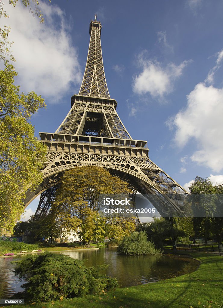 Солнцем Эйфелева башня, Париж, на озеро и парк - Стоковые фото Архитектура роялти-фри