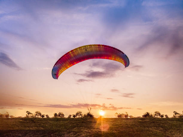 Parapente a la puesta de sol. - foto de stock