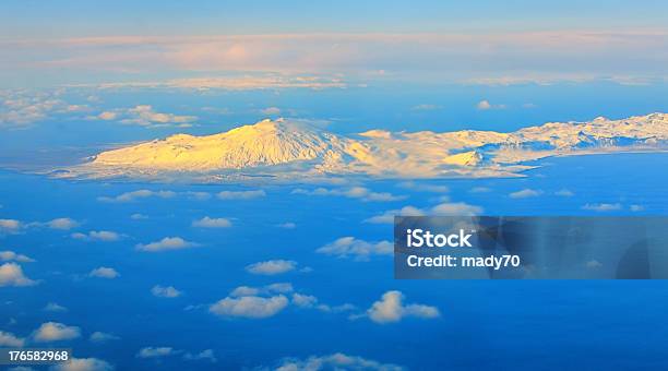 Vista Aérea Da Montanha E Nuvens No Topo - Fotografias de stock e mais imagens de Ao Ar Livre - Ao Ar Livre, Aspiração, Azul