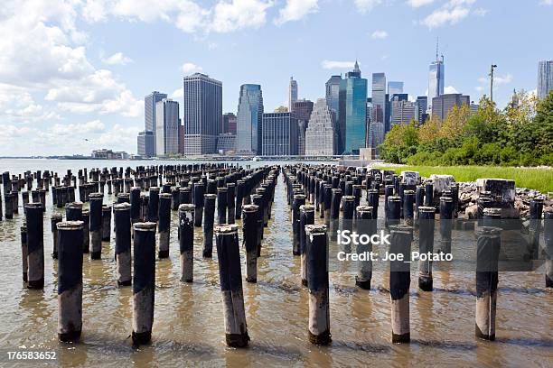 Skyline I Pilings - zdjęcia stockowe i więcej obrazów Bez ludzi - Bez ludzi, Brooklyn - Nowy Jork, Fotografika