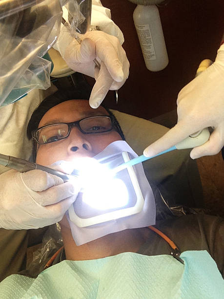 hombre asiático en el dentista - mouth open dental drill holding doctor fotografías e imágenes de stock