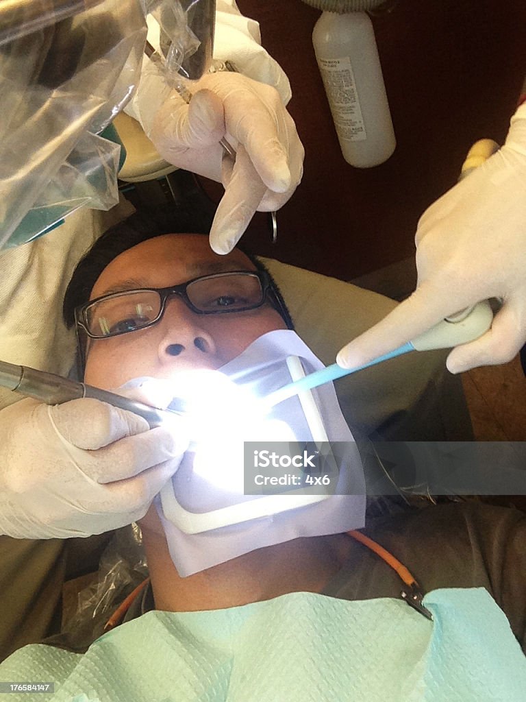 Asiatique homme sur le dentiste - Photo de Cabinet dentaire libre de droits