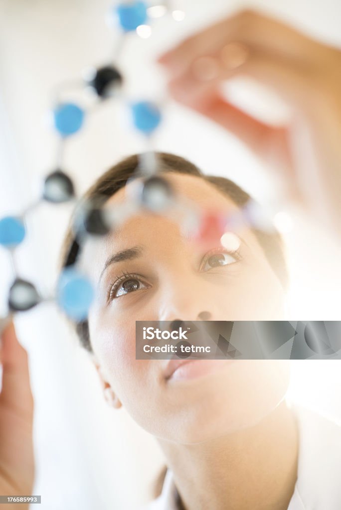 연구자 검사 분자 구조를 임상병리실 - 로열티 프리 분자 구조 스톡 사진