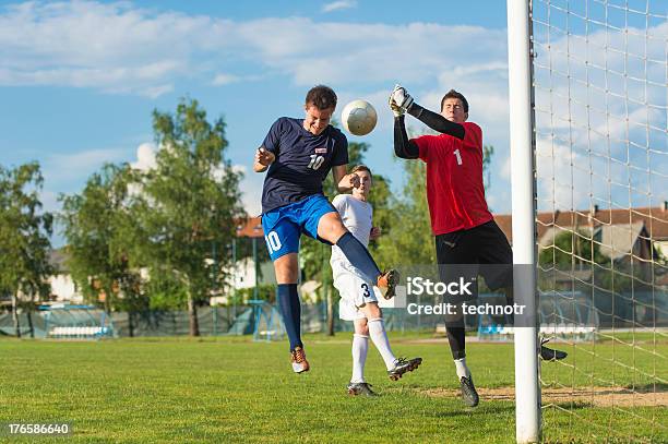 Foto de Goallie Ação e mais fotos de stock de Bater - Bater, Tentar marcar - Esporte, Futebol