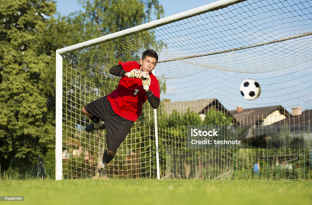 Goleiro defender no ar - Foto de stock de 20-24 Anos royalty-free