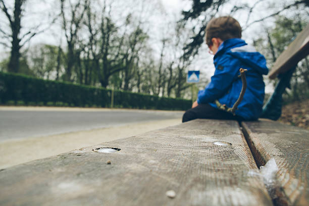 triste ragazzo - solitario foto e immagini stock