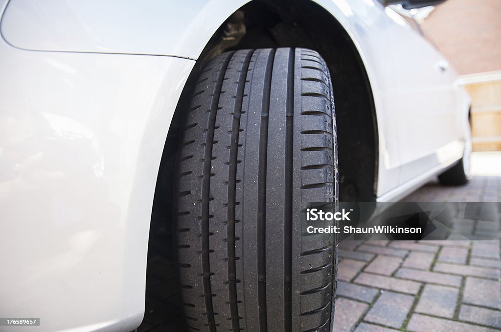 車のクローズアップ tyre - アルミニウムのロイヤリティフリーストックフォト