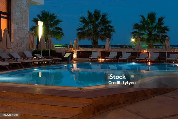 Foto de Piscina e mais fotos de stock de Ao Lado de Piscina - Ao Lado de Piscina, Azul Turquesa, Cadeira