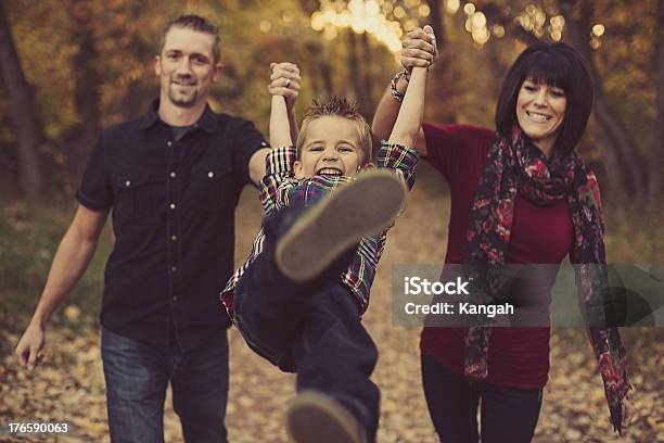 Spaß Für Die Ganze Familie Stockfoto und mehr Bilder von 6-7 Jahre - 6-7 Jahre, Ehefrau, Ehemann