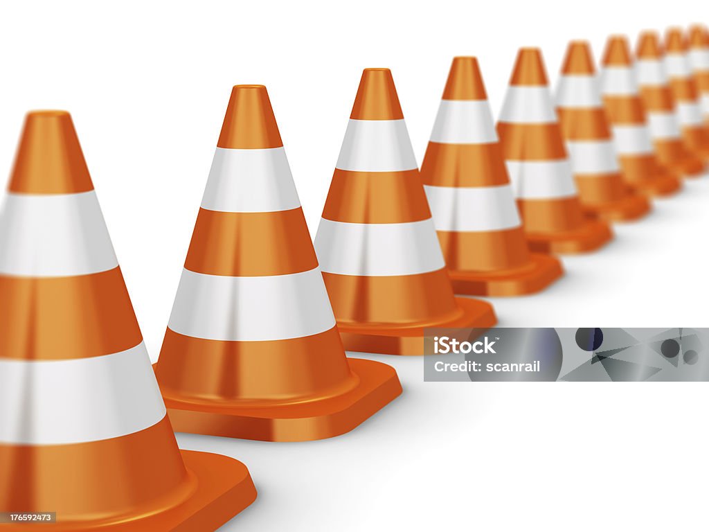 Rangée de cônes de signalisation orange - Photo de Blanc libre de droits
