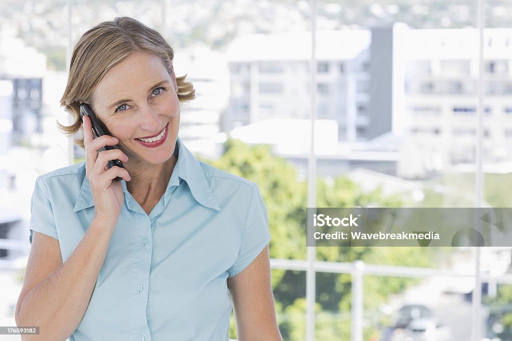 Счастливый Деловая женщина держит смартфон - Стоковые фото Беспроводная технология роялти-фри